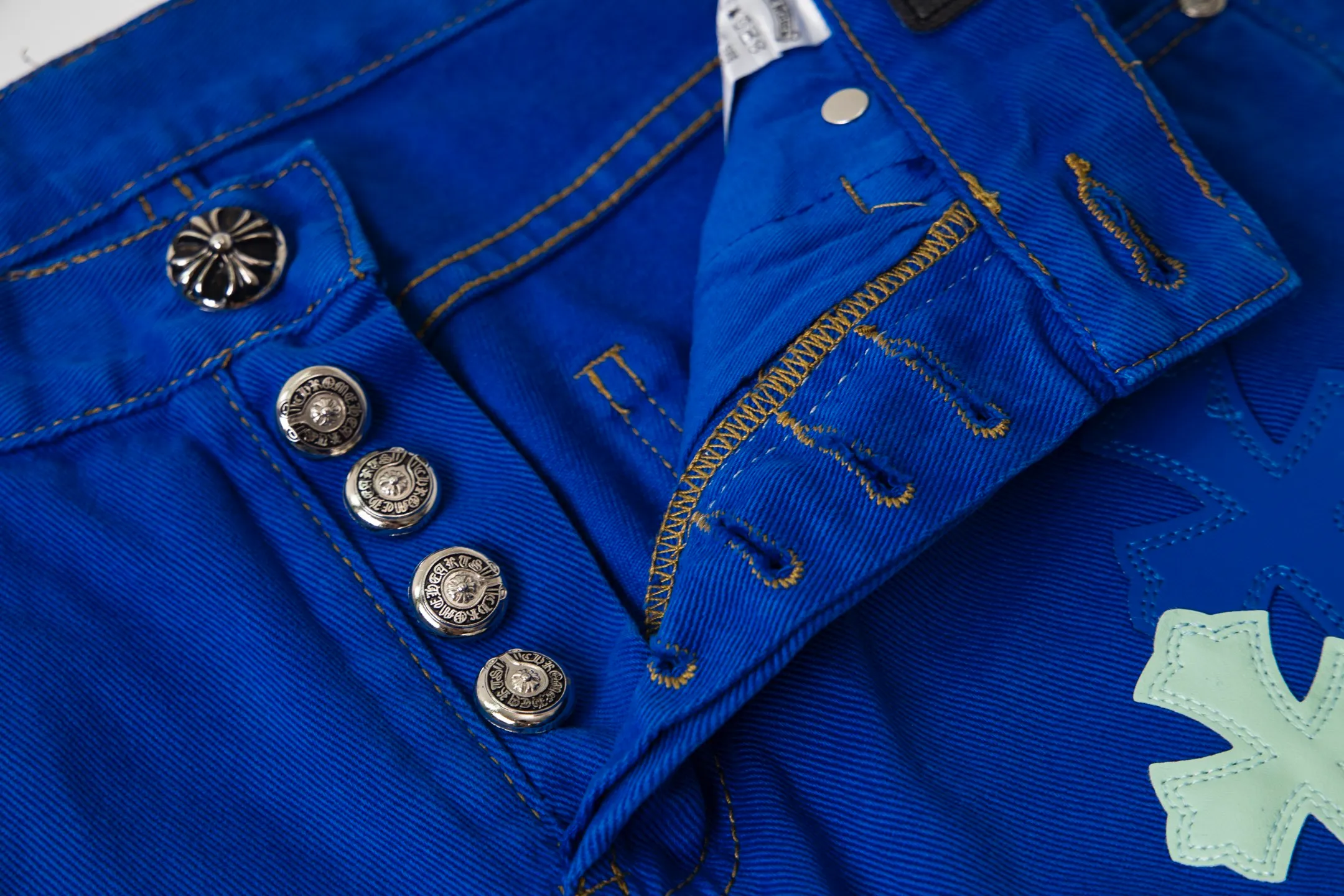 P270 Chrome hearts｜ch Chrome Hearts London-limited dopamine blue leather jeans - charming dopamine personality jeans, indispensable for fashionistas, the same model for celebrities, and a model touted by many bloggers. This new pair of pants is perfect in terms of shape and upper body. It is no exaggeration to say that making a pair of jeans is equivalent to the time of making 20 short-sleeved jeans. The fabric is made of high-quality imported denim. It has a unique high-end texture. I am very satisfied with it after washing and proofing several times. Style number: 1751# Color: Dopamine blue Size: 28 30 32 34